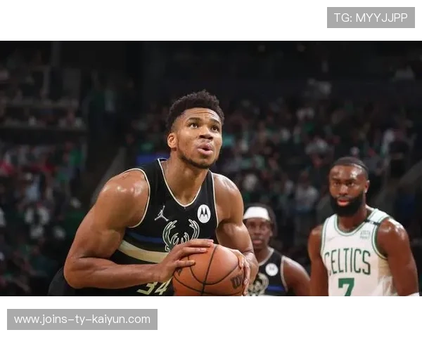 字母哥稳稳收下篮板，密尔沃基雄鹿结束悬念